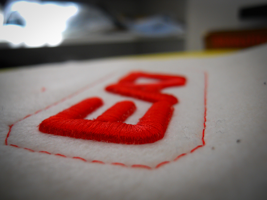 Ricamo Spessorato con Gommina